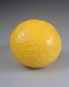 Faragott tál, Qianlong időszak (1736-95) (színes üveg) (lásd még: 272124)