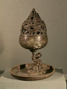 A „po-shan-lu” kozmikus hegy formájú füstölő, amelyet egy szörnyen ülő ember tart fel, Tou Wen hercegnő sírjából, Manchengből, Hebeiből, Nyugati Han-dinasztia (bronz)