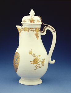 Meisseni formájú kávéskanna, túlnyomórészt aranyozott, Gustav Gabriel Loodh karjaival, Qianlong (1736-95) (porcelán) (210133 oldalnézete)