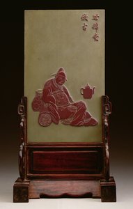 Egy részeg tudóst ábrázoló íróasztal, valószínűleg Tao Yuan-ming korai Ching-dinasztia idején (faragott sung-hua kéttónusú palakő)