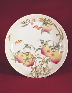 Famille rózsatányér kajszibarack mintával díszítve, Qing-dinasztia (porcelán)