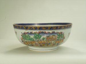 Famille rózsa puncstál ovális lapos panellel, amely a Grand Walk-et ábrázolja, Vauxhall Gardens az 1750-es években, Qianlong időszak (1736-95) 1790 körül (kerámia) (lásd még: 294698) alkotó: Chinese School