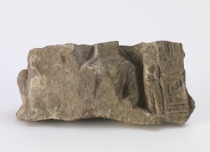 Töredék, ülő Buddha torzójával, egy álló Bodhisattva-val és két kartusszal az elején, 500 körül