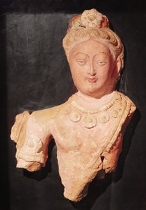 Bódhiszattva feje és mellszobra fejedelmi jelmezben, Kumturából, Hszincsiangból, 7-8. század (festett csutka)