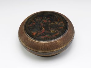 Lakkozott és kosaras panel kör alakú doboz, 16. vége-17. eleje (fekete lakk a famagon, polikróm pigment aranyozással és bambusz kosárral) alkotó: Chinese School