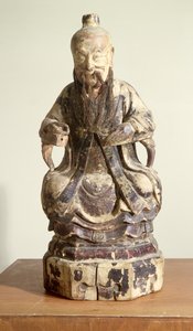 Lao-Tzu (604-531 körül) Mester koronáját viselve (festett fa)