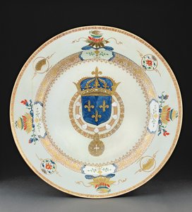Nagyméretű fegyvertöltő a francia király karjaival, 1730 körül (porcelán)