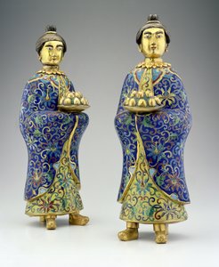 Pár női kísérő, Qianlong időszak, 1736-95 (Cloisonne zománc) alkotó: Chinese School