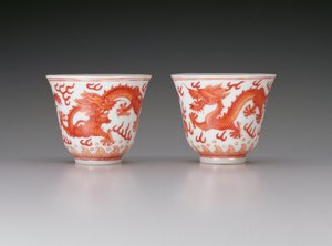 Borospohár pár, ötkarmú sárkányokat ábrázolva lángoló gyöngyök után, Guangxu jellel és 1875-1908 közötti időszakkal, kínai (porcelán vasvörös díszítéssel)