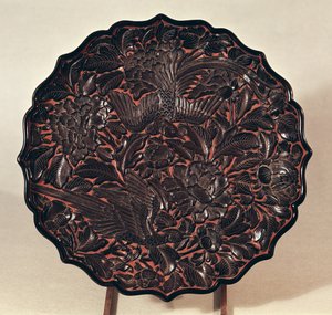 Tányér virágmotívumokkal és két madárral, Yuan-dinasztia (1271-1368) (lakkozott fa)