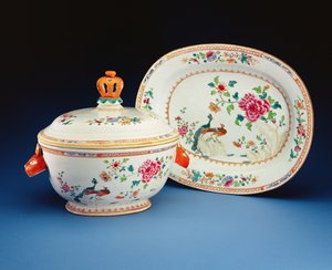 Dupla páva mintával festett türén, fedél és állvány, Qianlong időszak (1736-95) (porcelán)