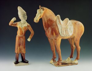 Kabátot és csúcsos kalapot viselő vőlegényfigura felnyergelt lóval, Tang-dinasztia 618-906 (kerámia és cserép)