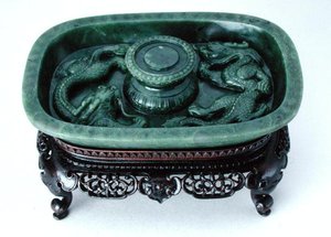 Imperial pohártartó, Qianlong (kő és fa) (lásd még: 193853)