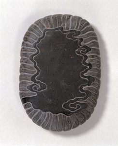 Hullámmintákkal faragott tintakő, valószínűleg Ming-dinasztia (szürke tuan kő) (alul) (lásd: 142695)
