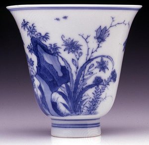 Félig tojáshéjas főzőpohár, Kangxi jelzés és 1662-1722 közötti időszak (porcelán kék aláfestéssel) (lásd 142559 és 142558 alul)
