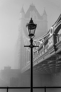 A ködös Tower Bridge alkotó: Chris Hamilton