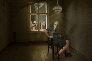 A kísérteties gázálarcos nő alkotó: Christine von Diepenbroek