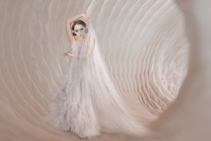 Elegáns, fátyolos nő alkotó: Christine von Diepenbroek
