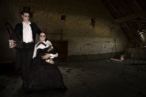 Gótikus pár a padláson alkotó: Christine von Diepenbroek