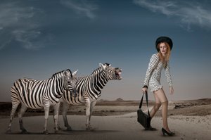 Szürreális divatjelenet a sivatagban alkotó: Christine von Diepenbroek