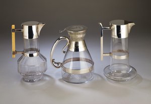 Ezüstre szerelt bordókancsó, 1882; galvanizált bordó kancsó esztétikus stílusú díszítéssel a tartókhoz; ezüstre szerelhető bordókancsó, 1880, mindegyiket a Hukin & Heath gyártotta (vágott üveg) alkotó: Christopher Dresser