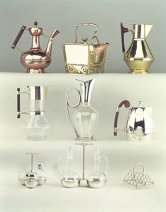 Top, L-R: Oriental Coffee Pot, Benham & Froud, 1888 körül (sárgaréz, réz és fa); Japán Rivetted Square teáskanna, Benham & Froud, 1888 körül (réz és sárgaréz); Claret Jug, Richard Perry, Son & Co., 1880 körül