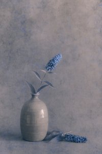 Elegáns kék virágváza alkotó: Cicek Kiral