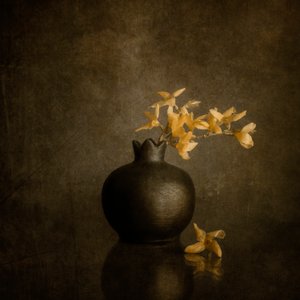 „Golden Blossoms” sötét váza alkotó: Cicek Kiral