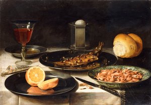 Egy hering kapribogyóval és egy szeletelt naranccsal a tányérokon és egy tál garnélarák az asztalon,