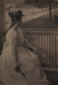 A verandán Julia Hall McCune, c. 1897.