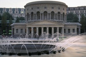 A La Villette rotundát 1789-ben építette Claude Nicolas Ledoux.