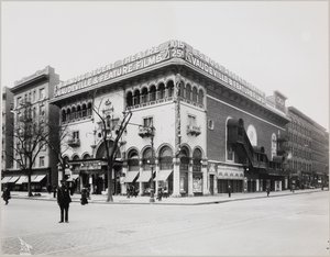 Hatalmas színház kidolgozott homlokzattal, mór boltívekkel és erkélyekkel. Az épület tetején egy nagy tábla „B.S. Moss Regent Theatre Vaudeville és játékfilmek. Egy Olga Petrovát hirdető tábla lóg az „Egy festett nő szívében” című filmben