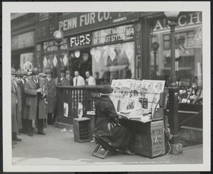 A vak hírkereskedő, Fannie Lyons a 7th Avenue & 34th Street délkeleti sarkánál lévő standjánál