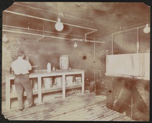 Filmlaboratóriumok a Carlton Motion Picture Co.-nál, öt férfi és egy nő filmekkel, illesztéssel stb., New York
