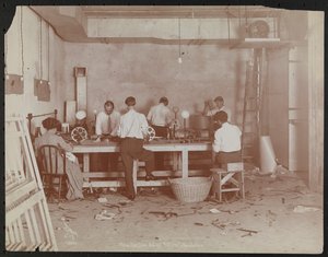 Filmlaboratóriumok a Carlton Motion Picture Co.-nál, öt férfi és egy nő filmekkel, illesztéssel stb., New York