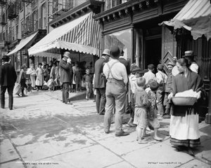 Ingyenes jég kiosztása a New York-i Mulberry Streeten, 1900 körül (f/w fotó)