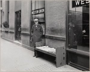 A vak újságárus, Frederick Rode és a Broadway és a 41. utca délkeleti sarka. A Western Union felirat látható a Rode úr mögötti ablakban. alkotó: Company Byron