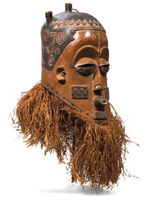 Pende sisakmaszk (fa és raffia)
