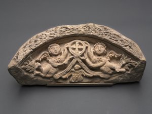 Lunette két angyallal, függőkeresztet támogatva, 400-as évek (mészkő) alkotó: Coptic