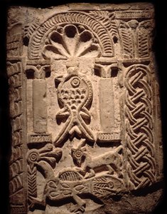 Kopt civilizáció: magas domborművek faltöredéke halakkal (keresztény jelkép). 6. vagy 7. század a JC után. Luxor, Egyiptomi Művészeti Múzeum