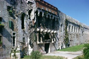 Diocletianus-palota északi fala a Porta Aureával, i.sz. 300 körül