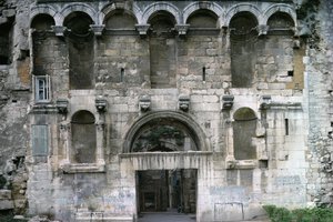 Porta Aurea Diocletianus palotájában. 300 körül