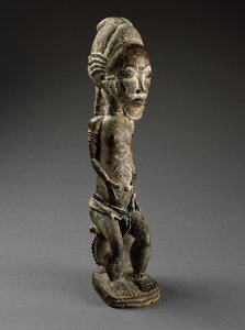 Nature Spirit (asie usu), Elefántcsontpart, 19. század vége (fa, áldozati anyagok, pamutkendők és gyöngyök) alkotó: Culture Baule