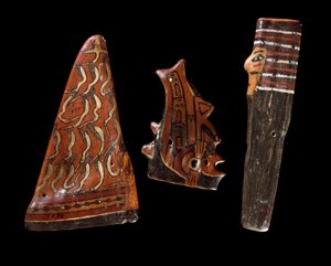 Kolumbiai előtti művészet, Nazca civilizáció: fából készült hangszerek (beleértve a serpenyős fuvolát is?). Kr.e. 100-800. Lima, Régészeti Múzeum