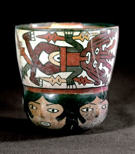 Kolumbiai előtti művészet: terrakotta bögre istenségek és arcok díszítése Nazca helyéről. Kr.e. 100-800. Lima, Nemzeti Antropológiai és Régészeti Múzeum, Peru