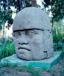 Kolumbiai előtti civilizáció: kolosszális olmék fej. Kr.e. 10-7. Mexikó. Park Musee de La Vente