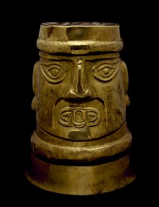 Pohár, amely egy istenséget ábrázol Sicán-stílusú szemekkel és agyarokkal, i.sz. 800-1350 (arany)