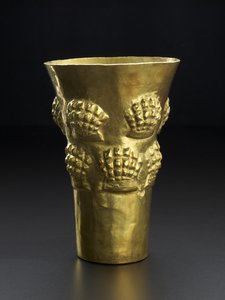 Spondylust, egy puhatestű élénkvörös héját ábrázoló főzőpohár, i.sz. 800-1350 (kalapált arany)