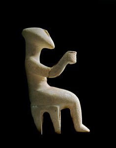 A Kikládok művészete: „” zsámolyon ülő figura””” Okkerrel kirakott márványbálvány. Kükladikus civilizáció (-3200 a -2000) Nap. 15,2 cm Athénész, Országos Régészeti Múzeum (3910. sz.)