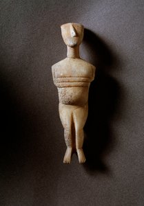 Női bálvány, sematikus figura, fehér márvány okker berakással, ie 3200-2000